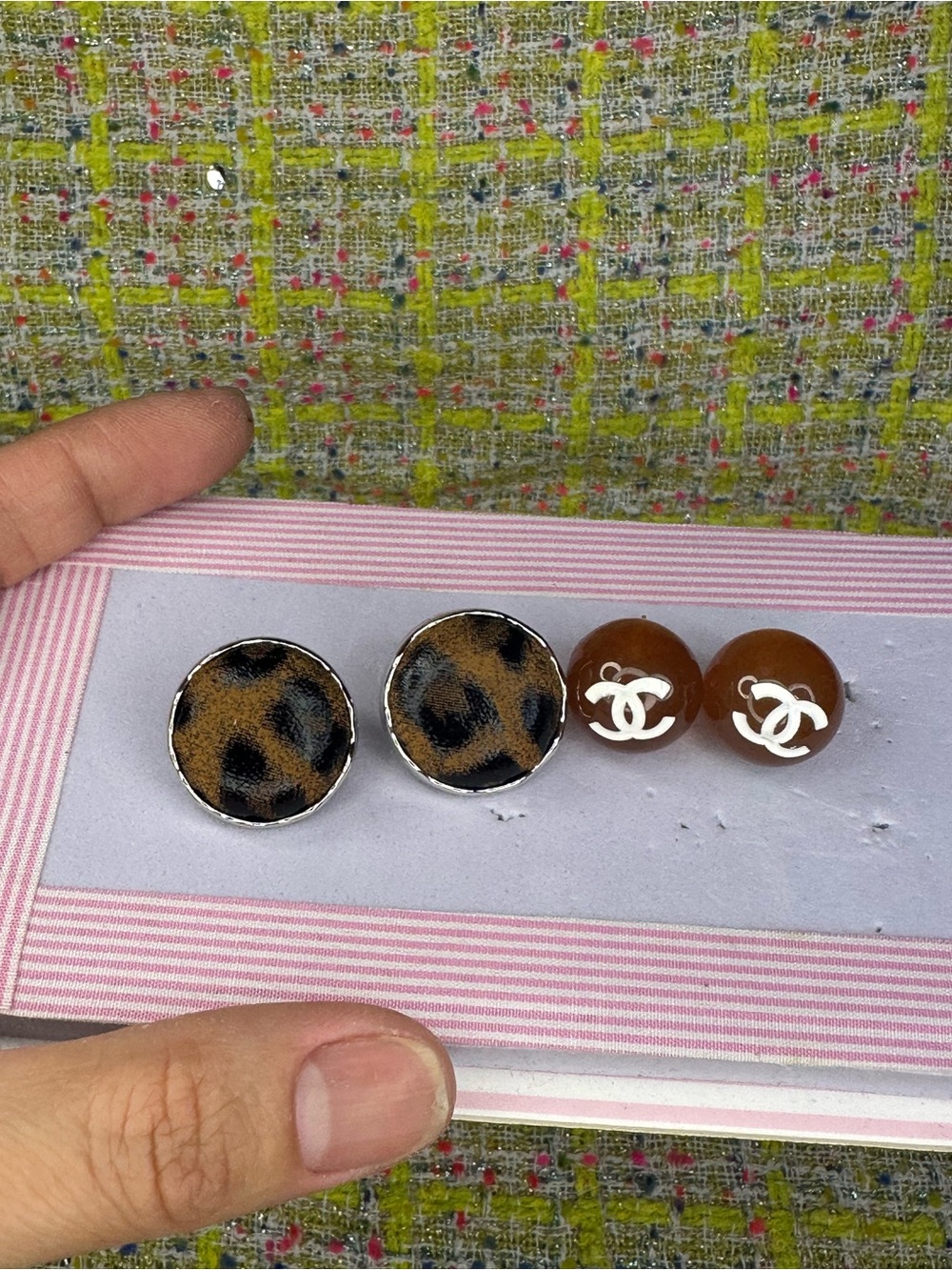 A great Brown Logo Stud Earrings & Leopard Print Button 2Pairs